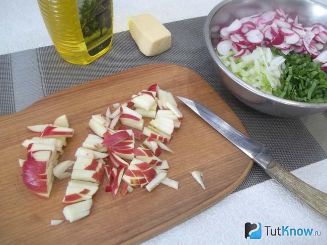 Яблоки нарезаны соломкой