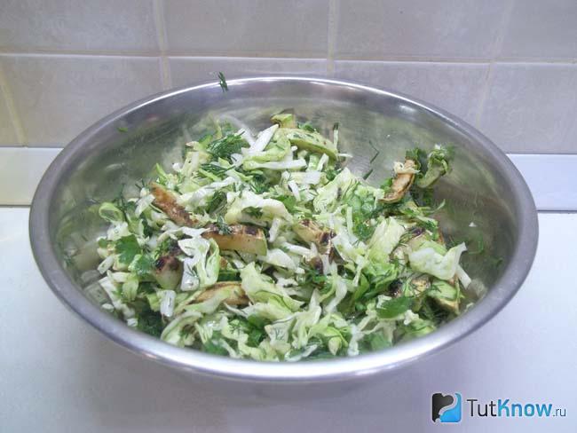 Готовый постный салат с капустой и жареными кабачками