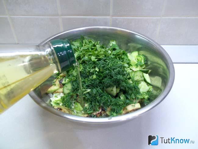 Продукты заправлены маслом и солью