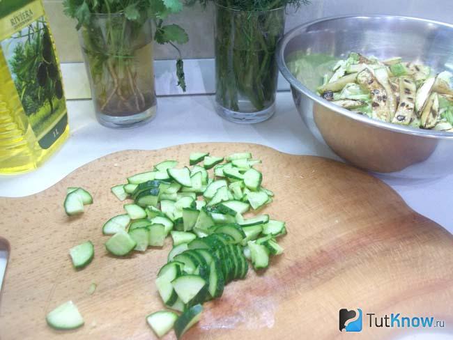 Огурцы нарезаны полукольцами