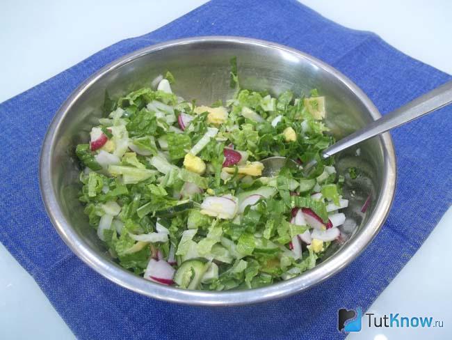 Готовый салат с черемшой, яйцами, сыром и редиской