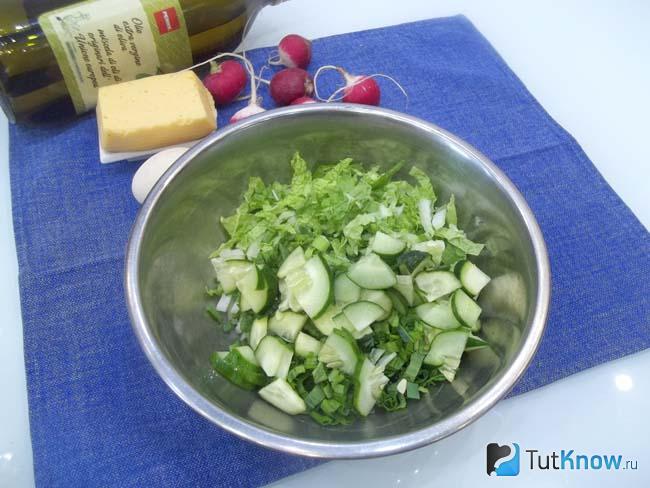 Огурцы нарезаны полукольцами