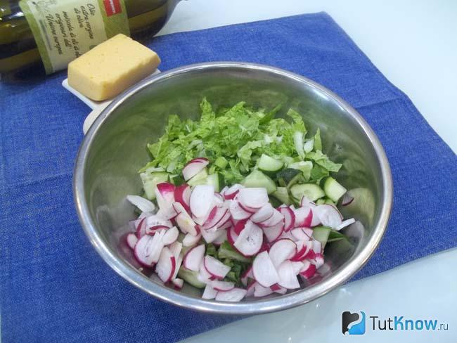 Редиска нарезана полукольцами