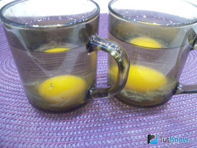 В стаканы с водой опущены яйца