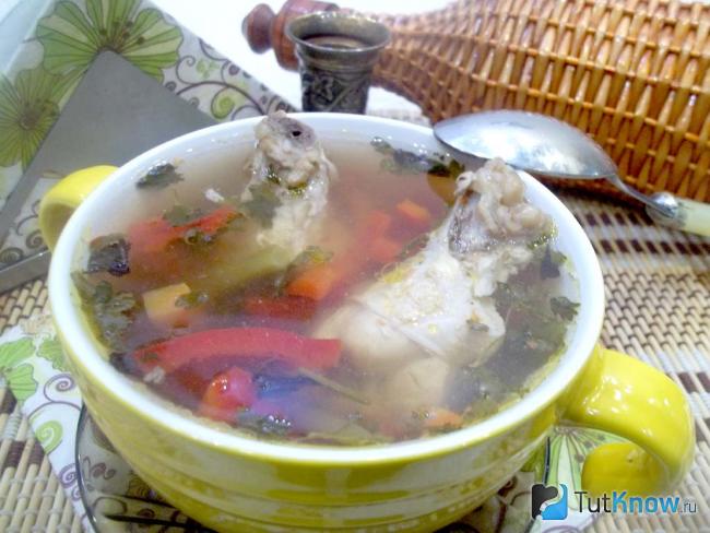 Готовый куриный суп с замороженной фасолью и болгарским перцем