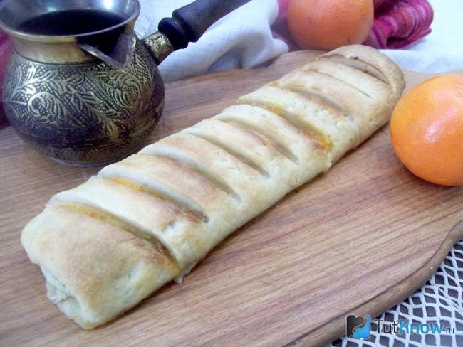 Готовый рулет из песочного теста с абрикосами