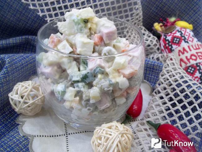 Готовый салат с яйцами, свежими огурцами и зеленым горошком