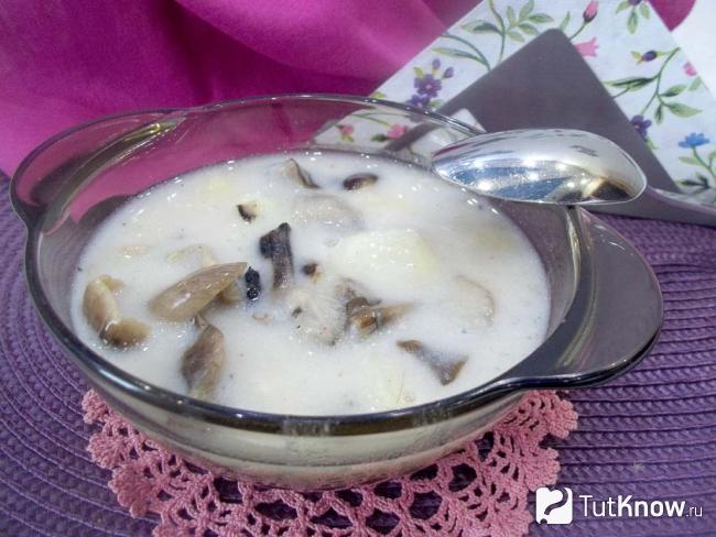 суп с замороженными шампиньонами и картофелем и плавленным сыром. 1549035976 1. суп с замороженными шампиньонами и картофелем и плавленным сыром фото. суп с замороженными шампиньонами и картофелем и плавленным сыром-1549035976 1. картинка суп с замороженными шампиньонами и картофелем и плавленным сыром. картинка 1549035976 1. Добавить в грибной суп картофель. Примерно через 10-15 минут от начала варки грибов очистить картофель, нарезать небольшими кусочками и высыпать в суп. Увеличить огонь, перемешать, довести до кипения, убавить огонь и прикрыть неплотно крышкой.