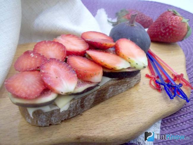 Готовые гренки с сыром, клубникой и инжиром