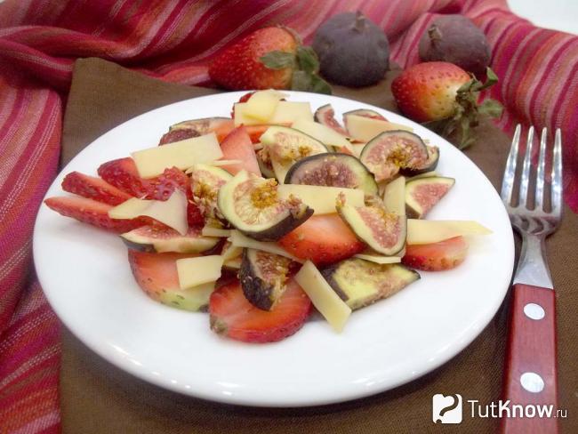 Готовый салат из клубники, инжира и сыра