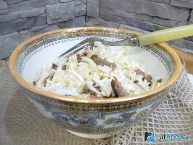 Готовый салат из пекинской капусты и филе утки
