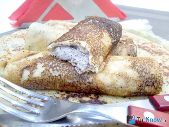 Готовые блины на молоке с творожно-маковой начинкой