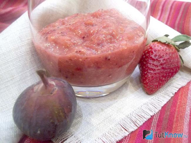 Готовый смузи из инжира, клубники и мандаринов