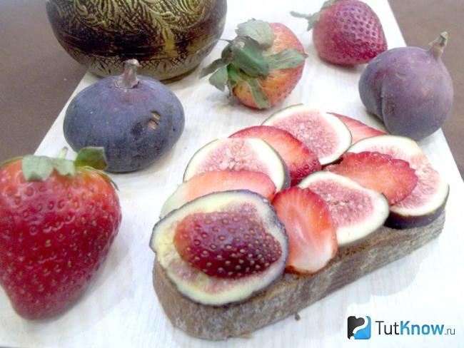 Готовый тост с клубникой и инжиром