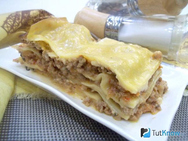 Готовая лазанья с соусом болоньезе и бешамель