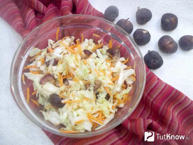 Готовый салат с пекинской капустой, корейской морковью и инжиром
