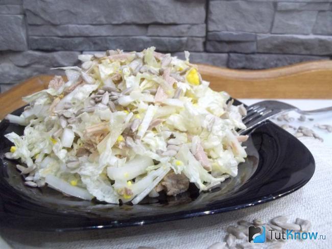 Готовый мясной салат с пекинской капустой и яйцами