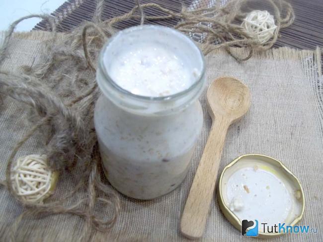 Готовая овсянка в банке с йогуртом, медом и отрубями