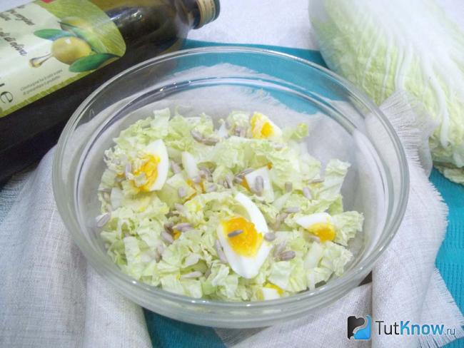 Готовый салат с пекинской капустой, яйцами и семечками