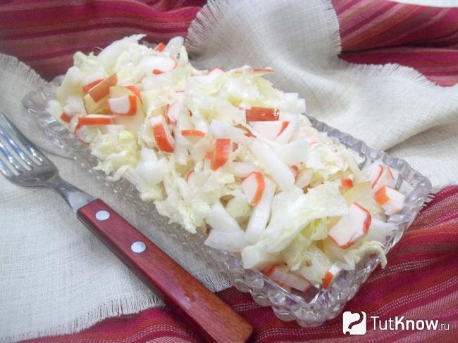 Готовый салат с крабовыми палочками, пекинской капустой, грушами и яблоками