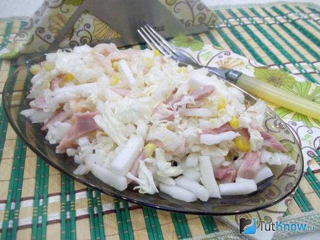 Готовый салат с пекинской капустой, копченым окороком и кукурузой