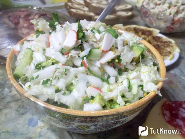 Готовый салат с кедровыми орешками, авокадо, огурцом и крабовыми палочками