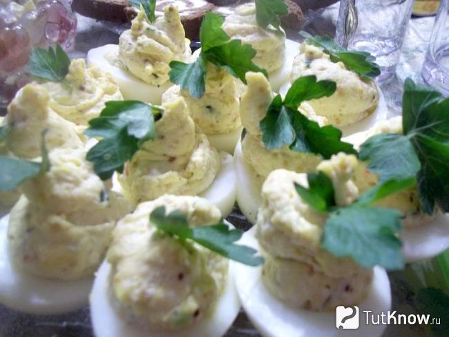 Готовые яйца фаршированные сыром и крабовыми палочками
