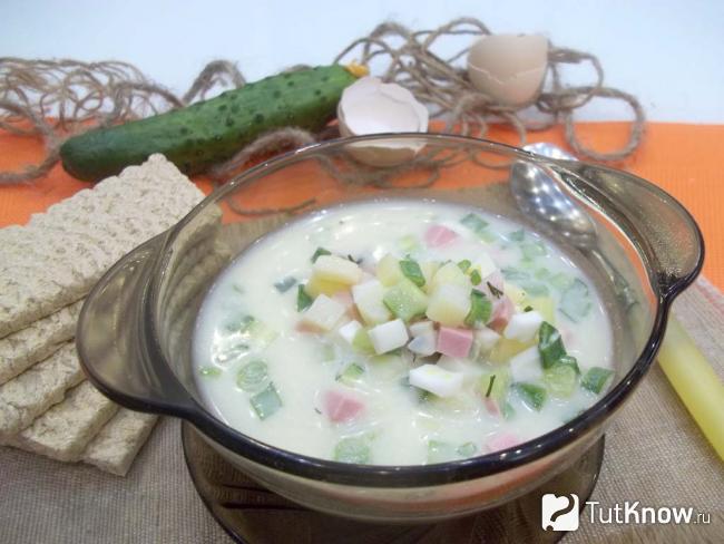 Готовая окрошка с копченостями и сметаной