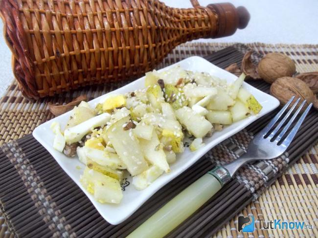 Готовый грушевый салат с яйцами и кунжутом