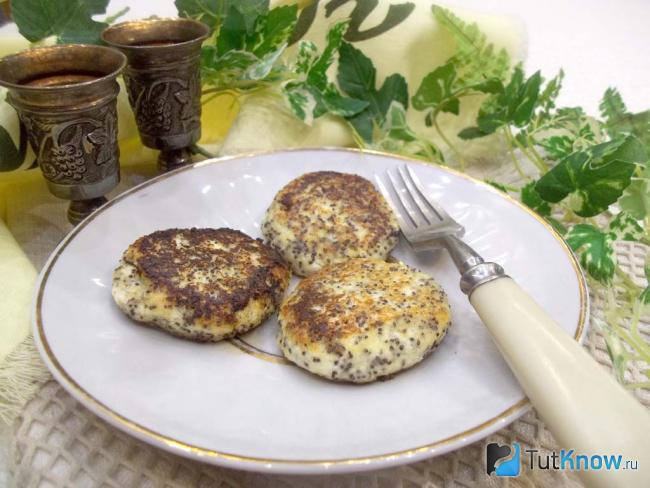 Готовые маковые сырники с мукой на сковороде