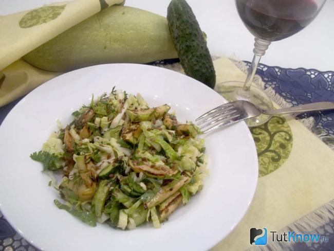 Готовый постный салат с капустой и жареными кабачками