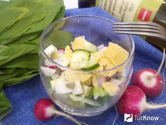 Готовый салат с черемшой, яйцами, сыром и редиской