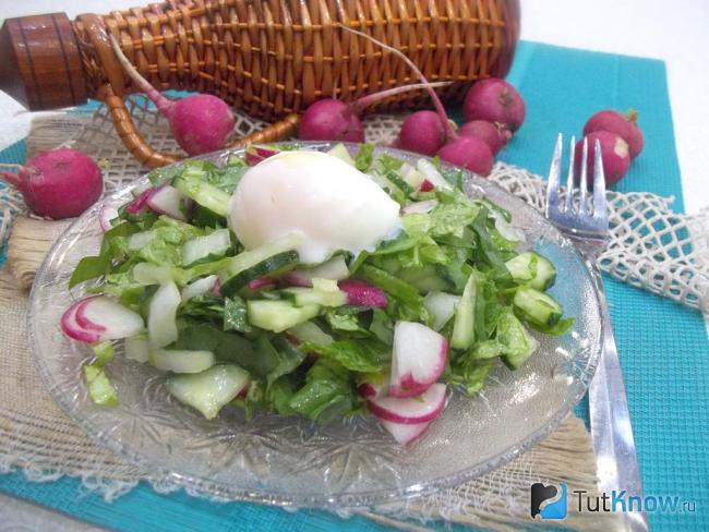Готовый салат из щавеля с пекинской капустой, огурцами, редисом и яйцом-пашот