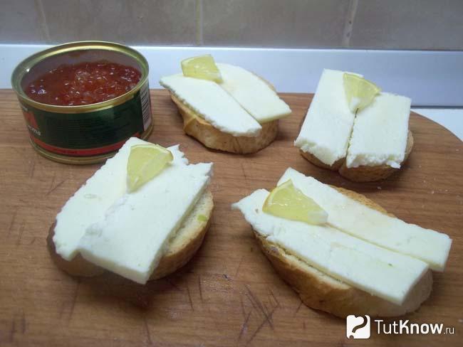 На сыр выложены кусочки лимона
