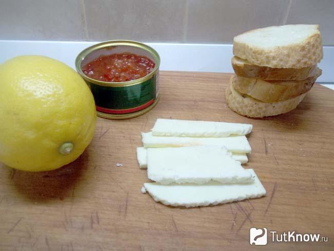 Сыр нарезан слайсами