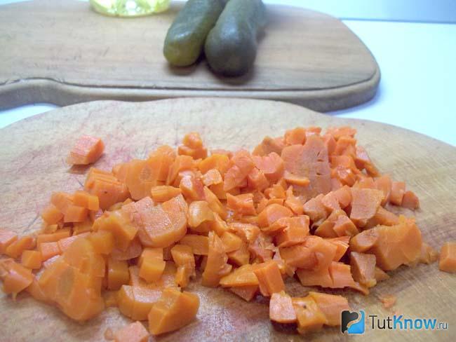 Морковь отварена, очищена и нарезана