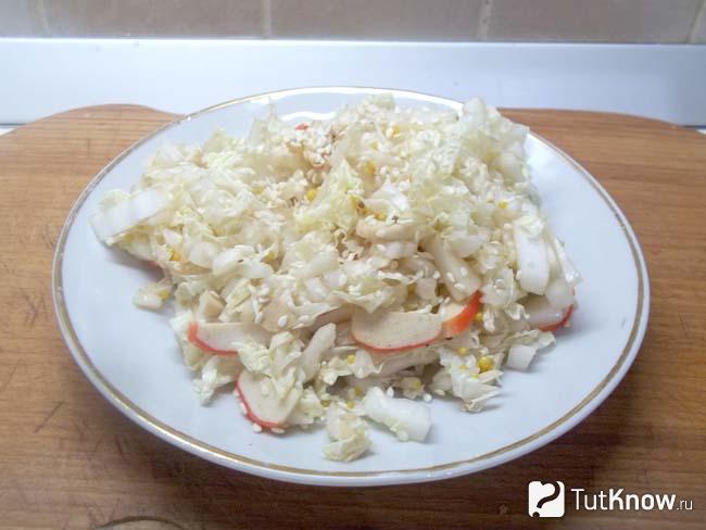 Готовый салат из пекинской капусты, крабовых палочек и кунжута