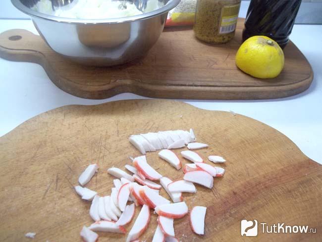 Крабовые палочки нарезаны соломкой