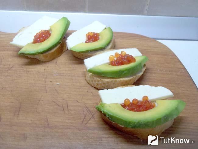 Готовый тост с авокадо, сыром и красной икрой