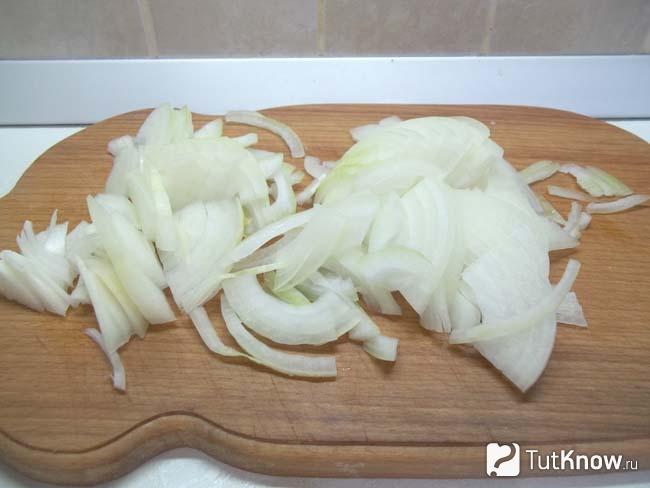 Репчатый лук нашинкован
