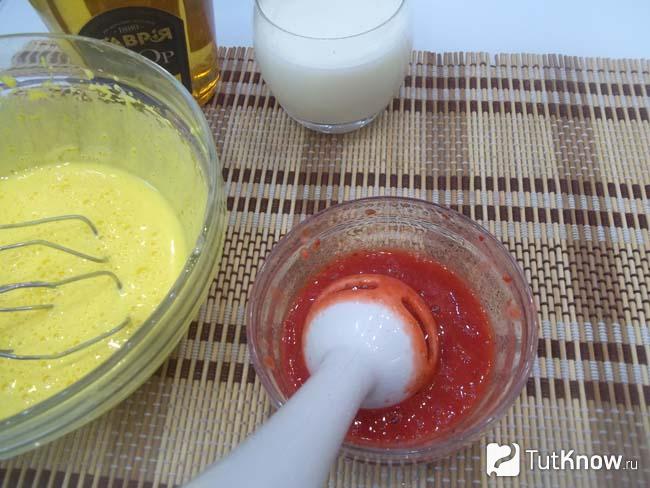 Напитки из клубники с коньяком. 1551815226 6. Напитки из клубники с коньяком фото. Напитки из клубники с коньяком-1551815226 6. картинка Напитки из клубники с коньяком. картинка 1551815226 6. Предлагаю необыкновенно вкусный и ароматный клубничный ликер с коньяком из молока и яичных желтков. Это идеальный напиток для гостей, дружеских посиделок и вечеринки с подругами. Вкусив этот божественный коктейль, к нему трудно остаться равнодушным. После первого глотка тягучего сливочного ликера вы получите максимум удовольствия. С таким домашним напитком не сравнится ни один магазинный ликер. Для создания этого шедевра потребуется минимум продуктов, немного времени и простые трудозатраты.