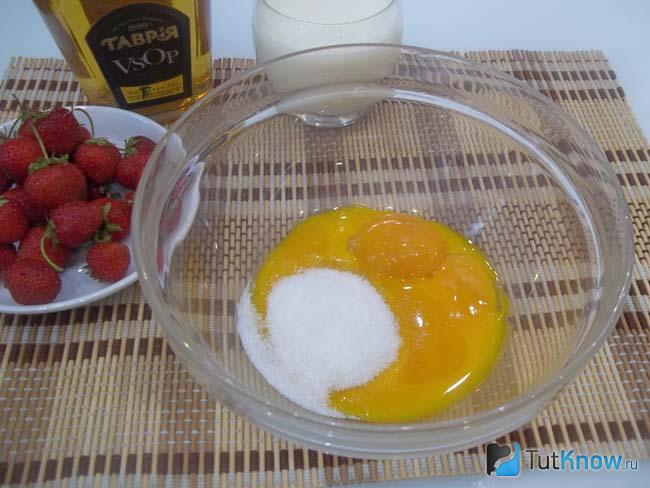 Напитки из клубники с коньяком. 1551815278 3. Напитки из клубники с коньяком фото. Напитки из клубники с коньяком-1551815278 3. картинка Напитки из клубники с коньяком. картинка 1551815278 3. Предлагаю необыкновенно вкусный и ароматный клубничный ликер с коньяком из молока и яичных желтков. Это идеальный напиток для гостей, дружеских посиделок и вечеринки с подругами. Вкусив этот божественный коктейль, к нему трудно остаться равнодушным. После первого глотка тягучего сливочного ликера вы получите максимум удовольствия. С таким домашним напитком не сравнится ни один магазинный ликер. Для создания этого шедевра потребуется минимум продуктов, немного времени и простые трудозатраты.