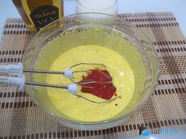 Напитки из клубники с коньяком. 1551815285 7. Напитки из клубники с коньяком фото. Напитки из клубники с коньяком-1551815285 7. картинка Напитки из клубники с коньяком. картинка 1551815285 7. Предлагаю необыкновенно вкусный и ароматный клубничный ликер с коньяком из молока и яичных желтков. Это идеальный напиток для гостей, дружеских посиделок и вечеринки с подругами. Вкусив этот божественный коктейль, к нему трудно остаться равнодушным. После первого глотка тягучего сливочного ликера вы получите максимум удовольствия. С таким домашним напитком не сравнится ни один магазинный ликер. Для создания этого шедевра потребуется минимум продуктов, немного времени и простые трудозатраты.
