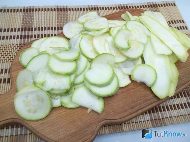 Нарезанные кольцами кабачки.
