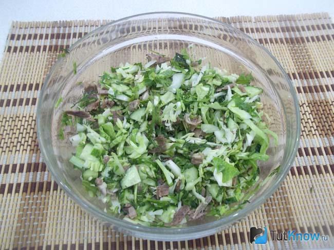 Продукты заправлены маслом и перемешаны