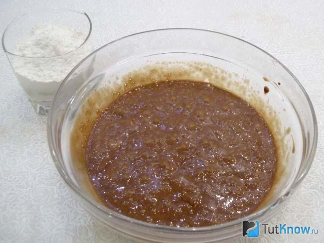 Масло с шоколадом и яичной массой перемешаны