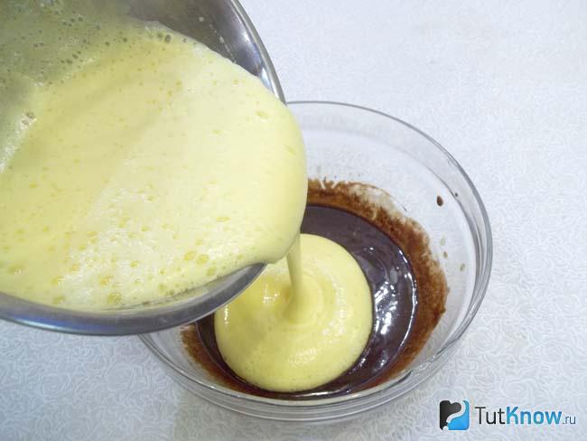 Масло с шоколадом соединены с яичной массой