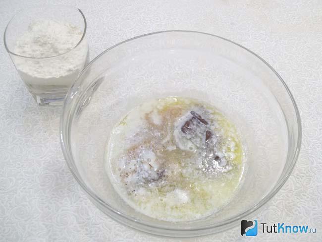 Масло с шоколадом растоплены