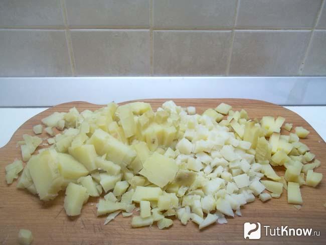 Отваренный картофель очищен и нарезан