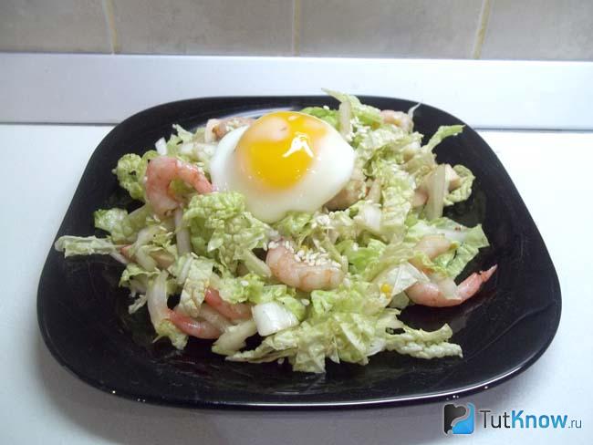 Готовый салат с креветками, крабовыми палочками и яйцом-пашот